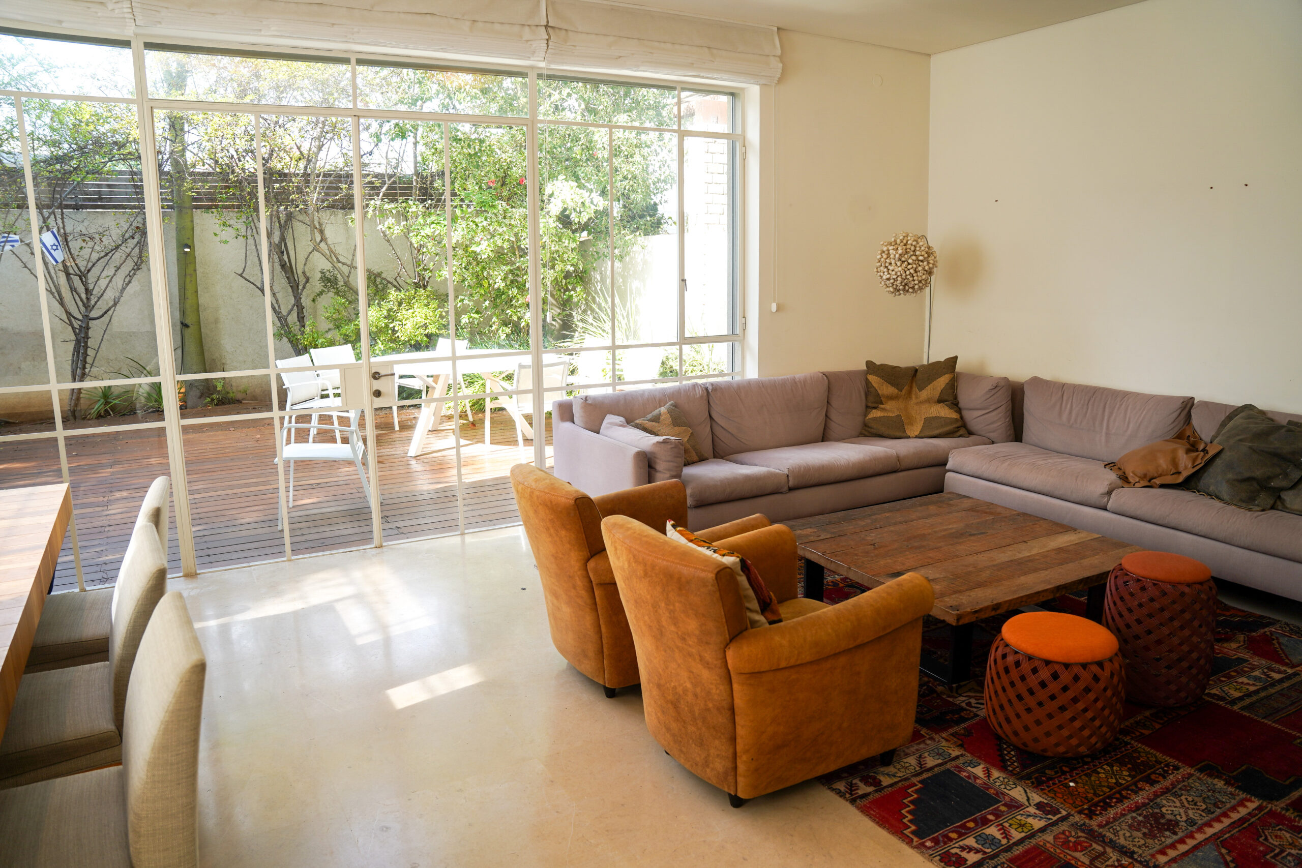 סלון בדירה פרטית למכירה