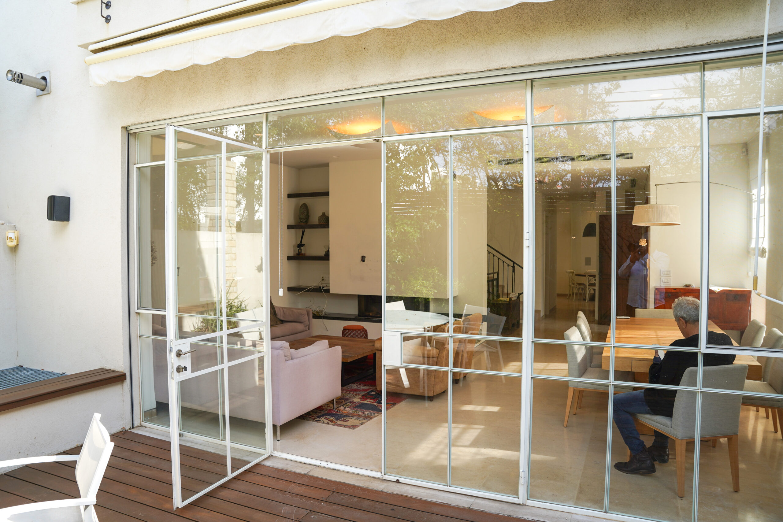 סלון בדירה פרטית למכירה