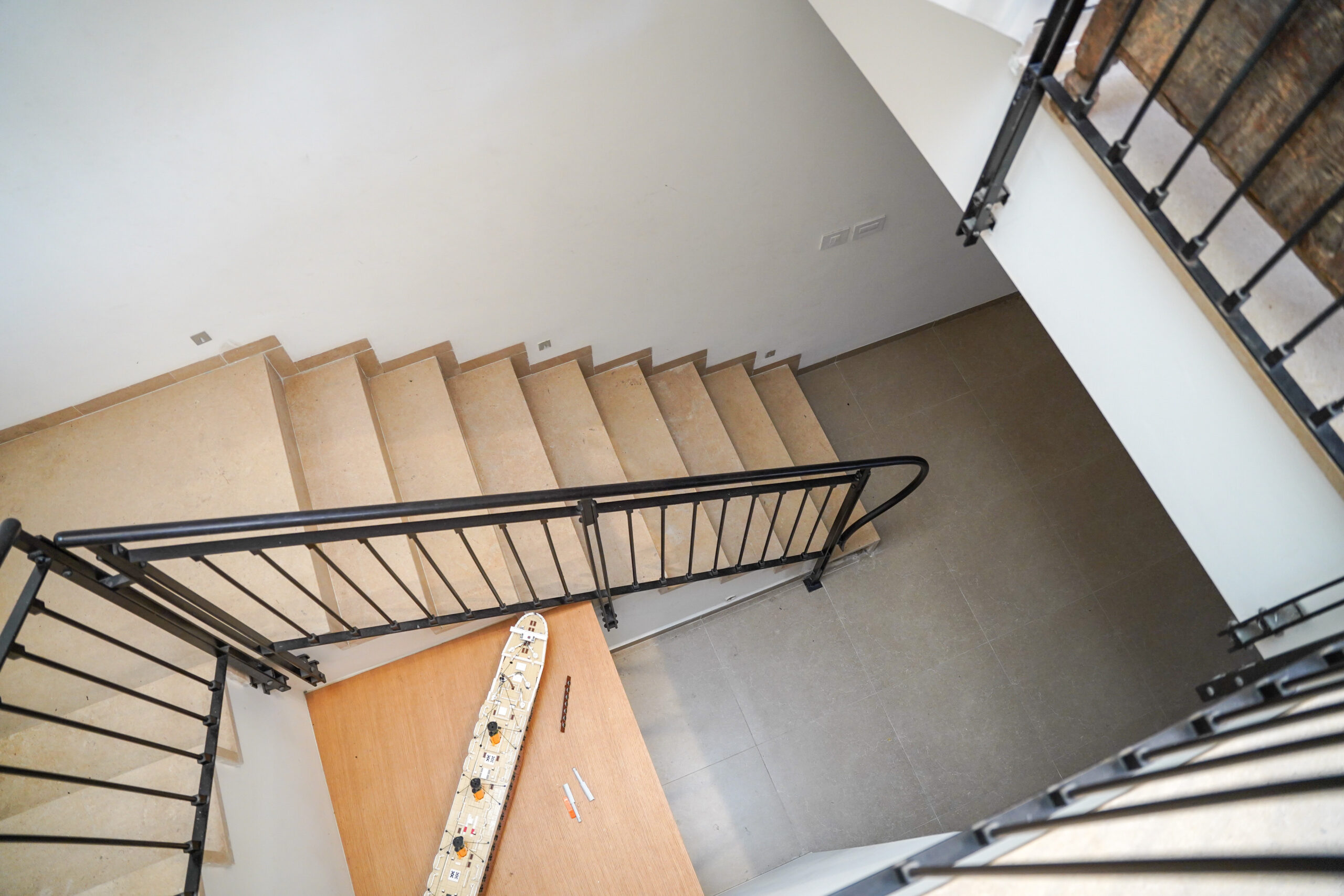 חדר מדרגות בבית להשכרה 2 קומות