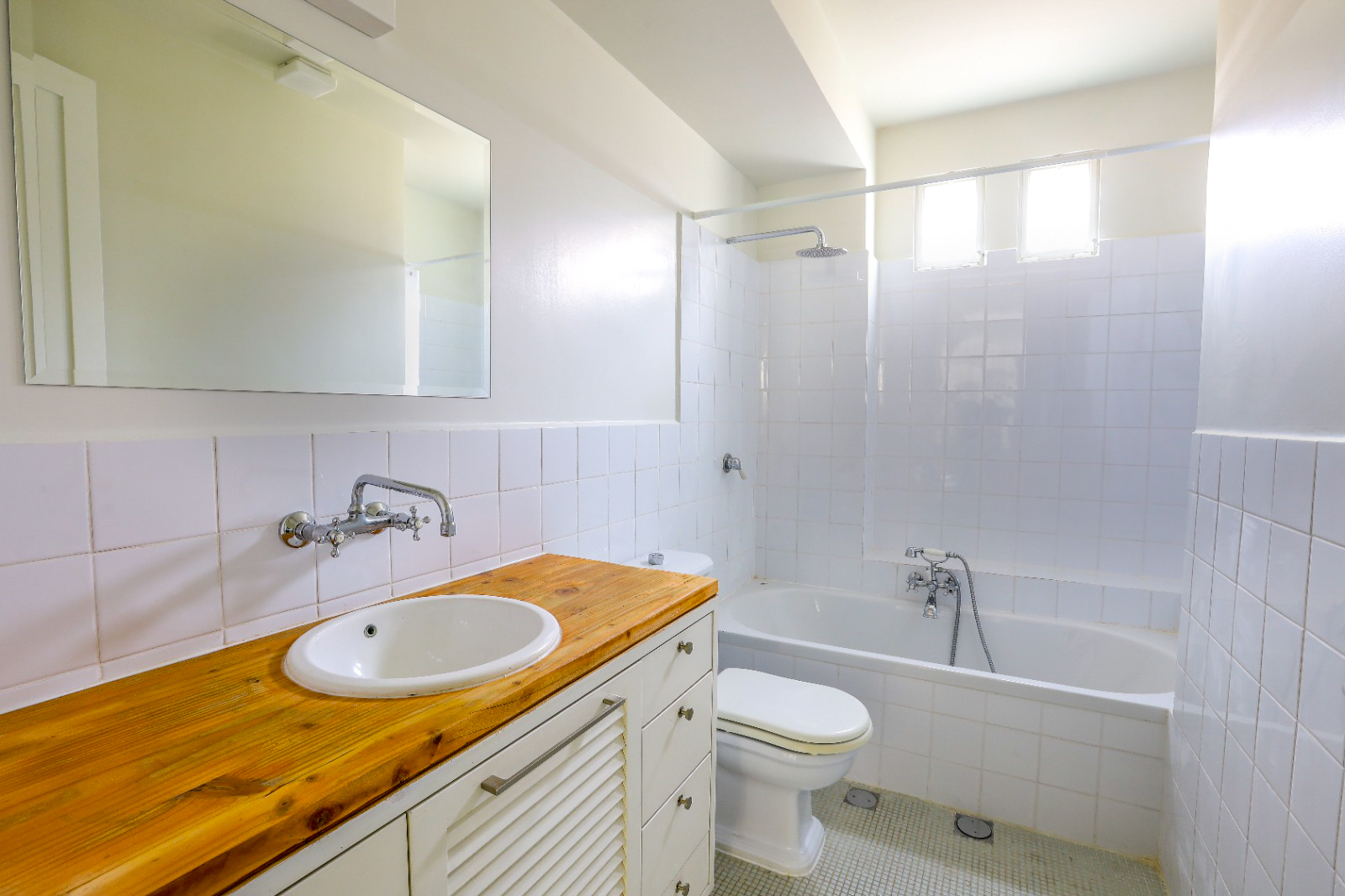 שירותים בדירה להשכרה